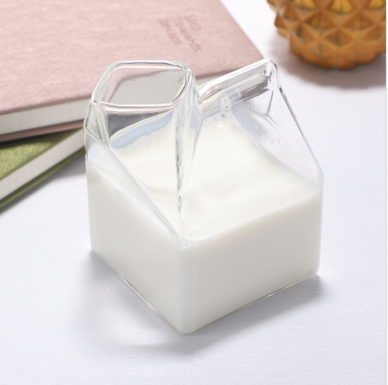 పారదర్శక గాజు కప్పులతో చేసిన చాలా అందమైన పానీయాలు