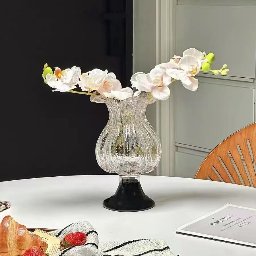 వివిధ విచిత్రమైన ఆకారపు గాజు కుండీలు