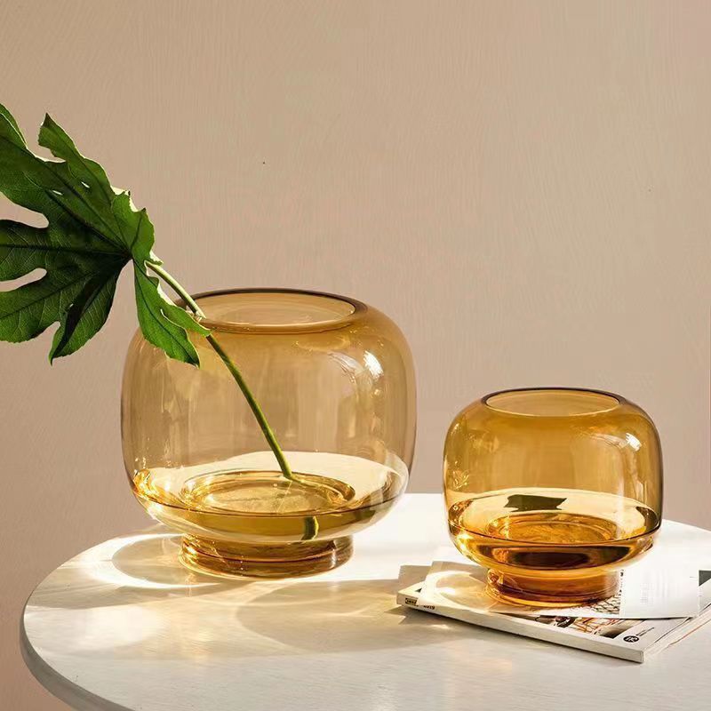 పెద్ద బొడ్డుతో Instagram-విలువైన గుండ్రని వాసే