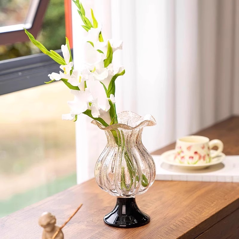 విలాసవంతమైన బంగారు రంగులతో కూడిన పాతకాలపు తరహా పొడవైన గాజు వాసే